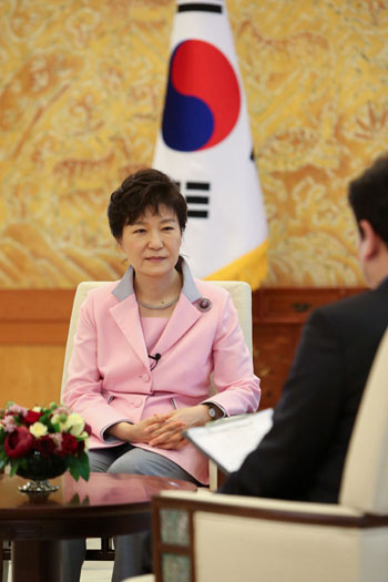 President Park Geun-hye (left) expresses her hope for the Korea-China summit during an interview with China’s state broadcaster CCTV on July 2 at Cheong Wa Dae. (photo: Cheong Wa Dae)