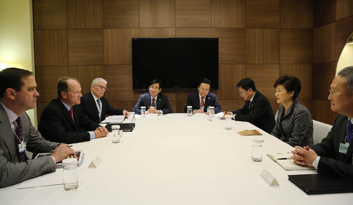 President Park Geun-hye (second from right) talks with Cisco CEO John T. Chambers about ways to promote cooperation between Cisco and Korean firms on January 21 in Davos, Switzerland. (Photo: Yonhap News)
