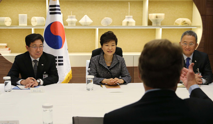 President Park Geun-hye (center) discusses with Cisco CEO John T. Chambers ways to expand cooperation between Cisco and Korean firms on January 21 in Davos, Switzerland. (Photo: Yonhap News)