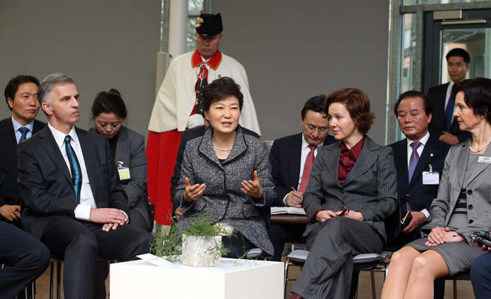 President Park Geun-hye (center) talks with teachers and the principal of the Commercial-Industrial Vocational School Bern (GIBB) in Bern, Switzerland, on January 21. (Photo: Yonhap News)