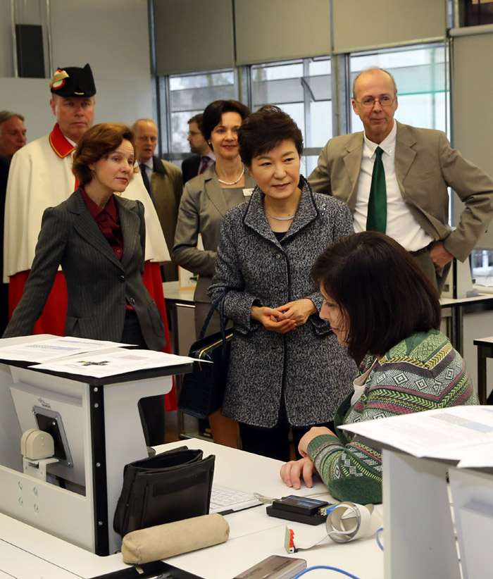 President Park Geun-hye (third from right) meets with students at the Commercial-Industrial Vocational School Bern (GIBB) in Bern, Switzerland, on January 21. (Photo: Yonhap News) 