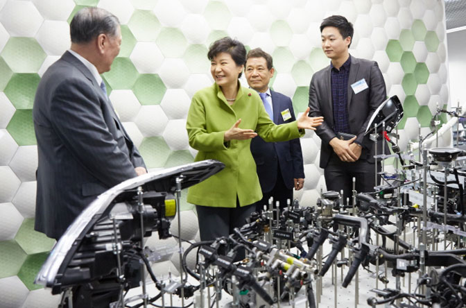 President Park Geun-hye (second from left) talks with Gwangju CCEI staff while inspecting car parts and business ideas on display at the institute on January 27.
