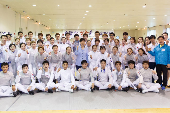 President Park Geun-hye (center, second row) poses for photos with national fencers at the Korea National Training Center in Taeneung, Seoul, on August 25. (photo: Cheong Wa Dae)
