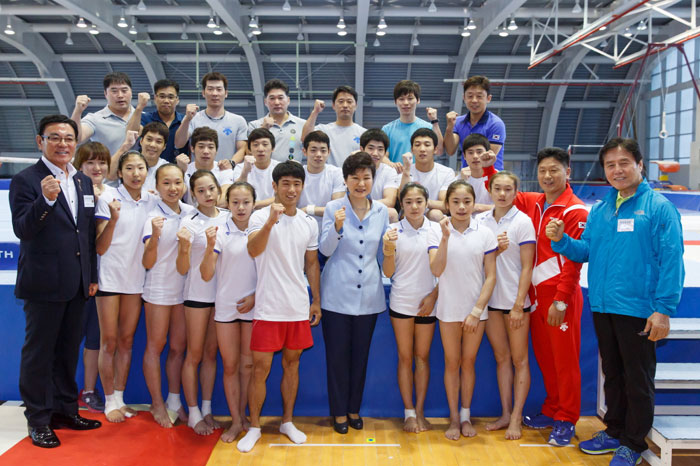 President Park Geun-hye (center, front row) poses for photos with Korean national gymnasts at the Korea National Training Center in Taeneung, Seoul, on August 25. (photo: Cheong Wa Dae)