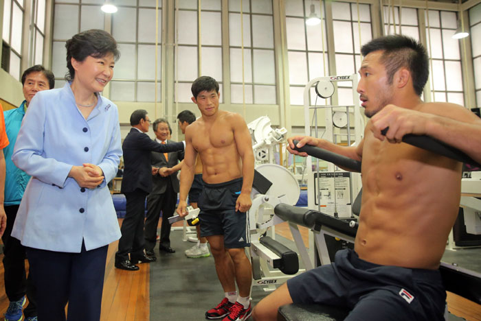 President Park Geun-hye (left) meets Korean national wrestlers on August 25 at the Korea National Training Center in Taeneung, Seoul. (photo: Yonhap News)