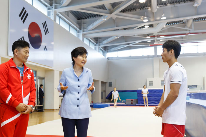 President Park Geun-hye (second from left) talks with gymnast Yang Hak-seon at the Korea National Training Center in Taeneung, Seoul, on August 25. (photo: Cheong Wa Dae)