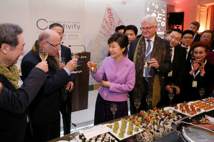 President Park Geun-hye (center) toasts with participants at the Korea Night 2014 function. (Photo: Cheong Wa Dae)