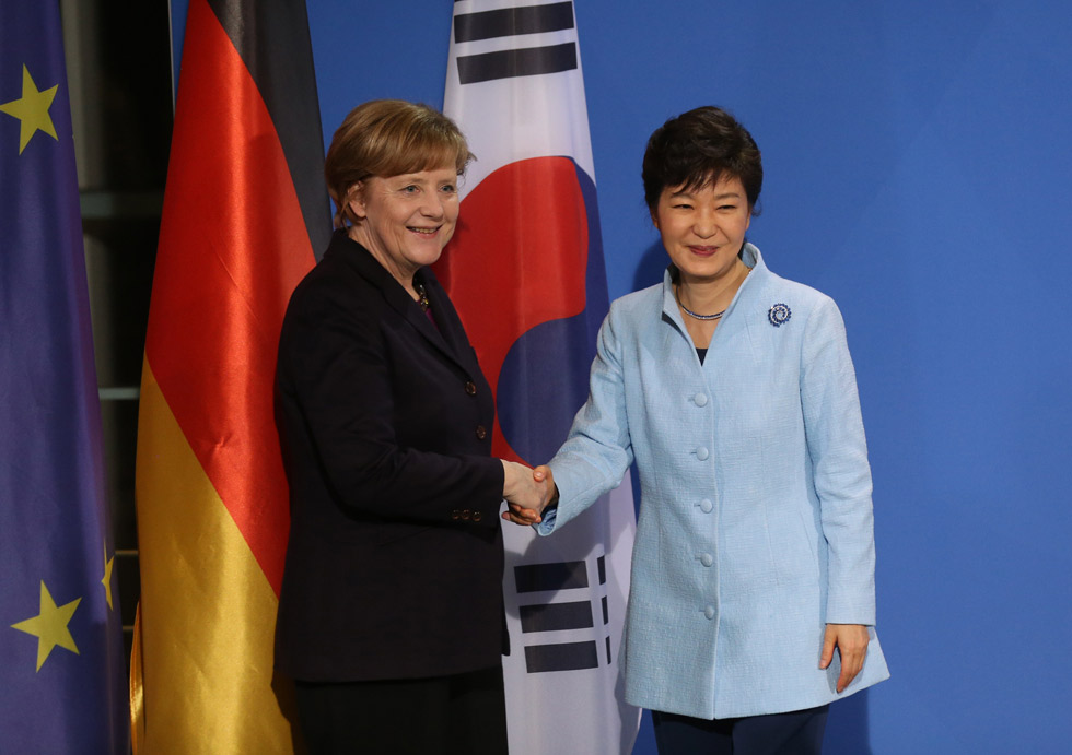 President Park Geun-hye (right) and German Chancellor Angela Merkel shake hands during a joint press conference after holding summit talks on March 26 in Berlin, Germany. (photo: Yonhap News)