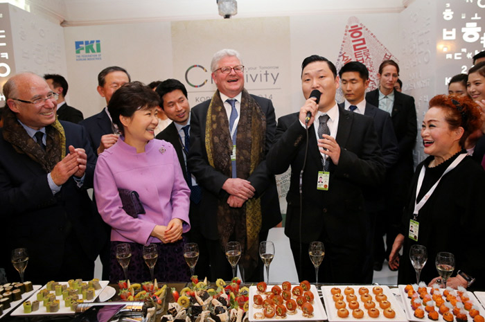 President Park Geun-hye (second from left) listens to Psy’s speech at the Korea Night 2014 function. (Photo: Cheong Wa Dae)