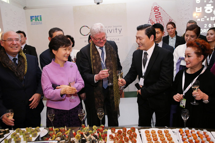 President Park Geun-hye (second from left) toasts with participants at the Korea Night 2014 function in Davos, Switzerland, on January 21. (Photo: Cheong Wa Dae)
