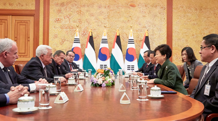 President Park Geun-hye (third from right) and Palestinian President Mahmoud Abbas hold summit talks on Feb. 18 at Cheong Wa Dae.