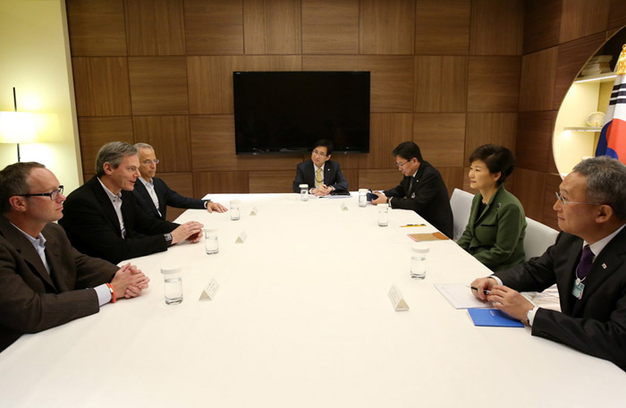 President Park Geun-hye (second from right) meets with Qualcomm Executive Chairman Paul E. Jacobs in Davos, Switzerland, during the World Economic Forum on January 22. (Photo: Cheong Wa Dae) 