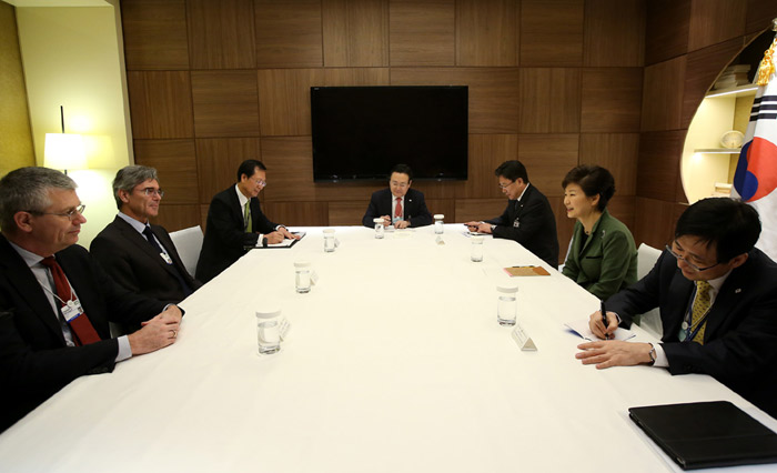 President Park Geun-hye (second from right) holds a meeting with Siemens CEO Joe Kaeser in Davos, Switzerland, on January 22. (Photo: Cheong Wa Dae)