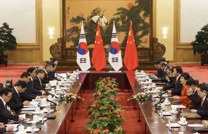 President Park Geun-hye and Chinese President Xi Jinping hold summit talks on November 10 in Beijing. China.
