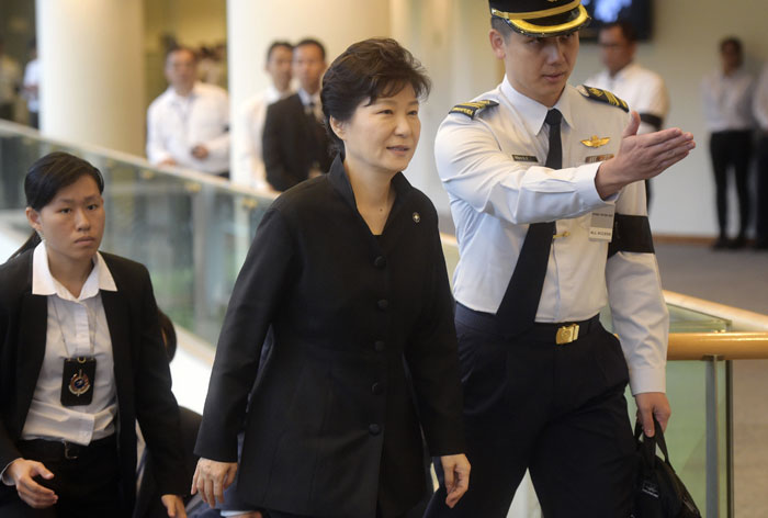President Park Geun-hye (center) is shown the way during the funeral of former Singaporean Prime Minister Lee Kuan Yew.