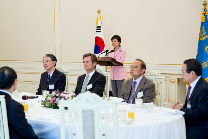 President Park Geun-hye (center) delivers a speech during a meeting with judges from international courts at Cheong Wa Dae on July 9. (photo: Cheong Wa Dae)
