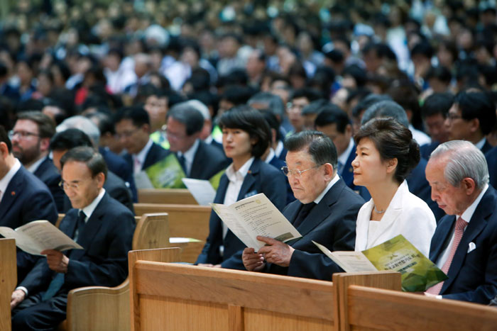 President Park Geun-hye (second from right) attends a special prayer session to help console those who have suffered due to the Sewol ferry sinking at the Myungsung Church in Seoul on June 1. (photo: Cheong Wa Dae)