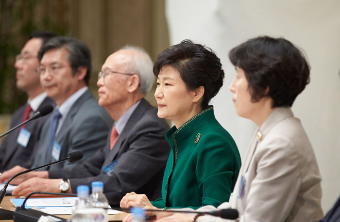 President Park Geun-hye leads the second round of meetings of the Unification Preparation Committee at Cheong Wa Dae on October 13.