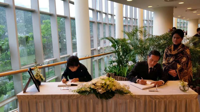 President Park Geun-hye (left) signs the guestbook during the funeral of former Singaporean Prime Minister Lee Kuan Yew. 
