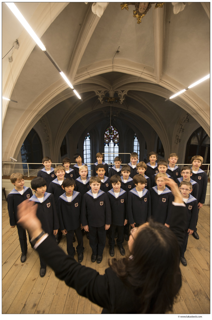  Kim Bomi conducts the Vienna Boys Choir. (Photo courtesy of Credia) 