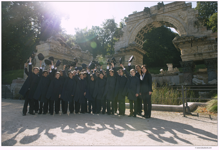 The Vienna Boys Choir and conductor Kim Bomi pose for a group photo. (Photo courtesy of Credia) 