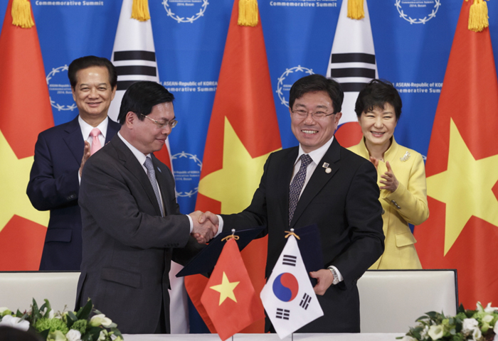 President Park Geun-hye (back, right) and Vietnamese Prime Minister Nguyen Tan Dung (back, left) applaud after Korean Minister of Trade, Industry and Energy Yoon Sang-jick (front, right) and his Vietnamese counterpart Vu Huy Hoang have signed the Korea-Vietnam FTA on December 10 in Busan. 