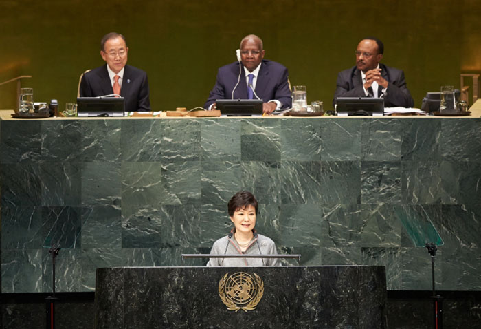 President Park Geun-hye (bottom) delivers the keynote speech during the general debate session of the 69th U.N. General Assembly at U.N. headquarters in New York.
