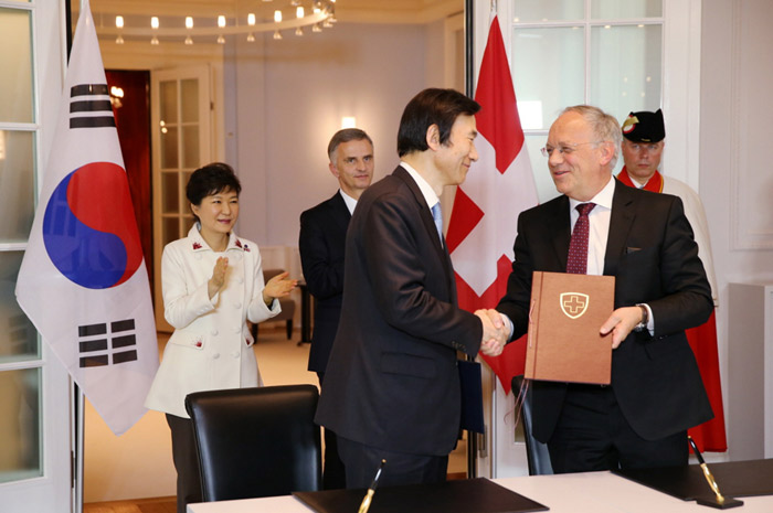 President Park Geun-hye (back left) and Swiss President Didier Burkhalter attend an MOU-signing ceremony involving foreign ministers from Korea and Switzerland during the Korea-Switzerland summit in Bern on January 21. (Photo: Cheong Wa Dae)