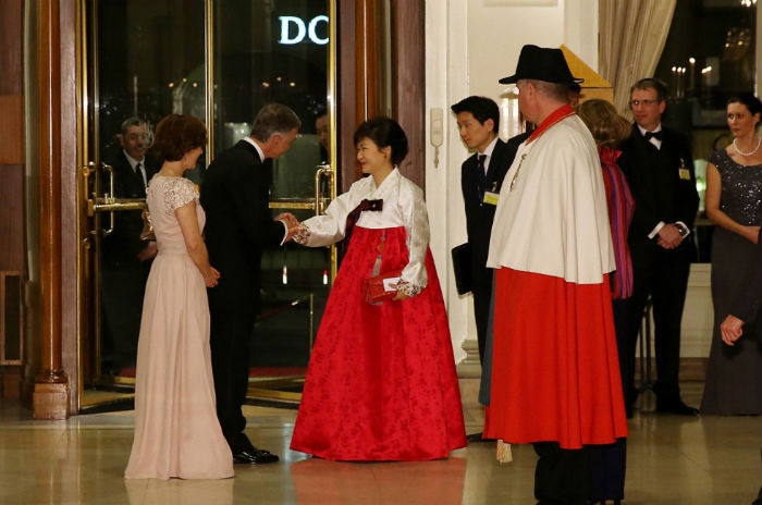 President Park Geun-hye (center) is greeted by Swiss President Didier Burkhalter during the state banquet hosted by the Swiss leader in Bern on January 21. (Photo: Cheong Wa Dae)
