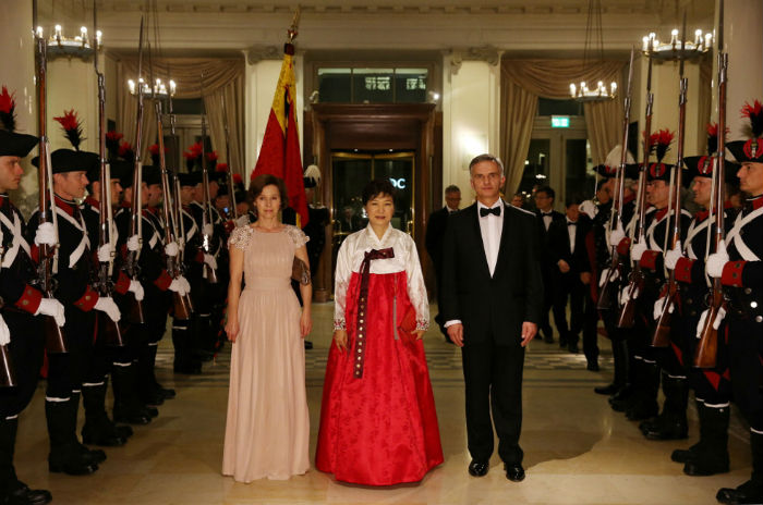 President Park Geun-hye (center) poses for photos with Swiss President Didier Burkhalter and his spouse during the state banquet hosted by the Swiss leader. (Photo: Cheong Wa Dae)