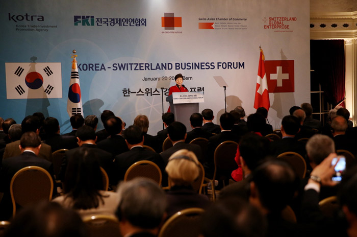 President Park Geun-hye (center) delivers a keynote address at the Korea-Switzerland Business Forum in Bern on January 21. (Photo: Cheong Wa Dae)