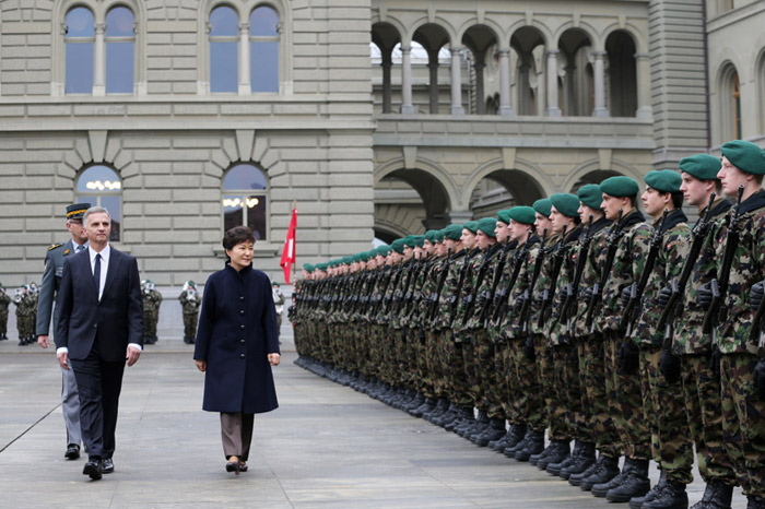 President Park Geun-hye (second from left) inspects an honor guard with Swiss President Didier Burkhalter during her official welcoming ceremony. (Photo: Cheong Wa Dae)