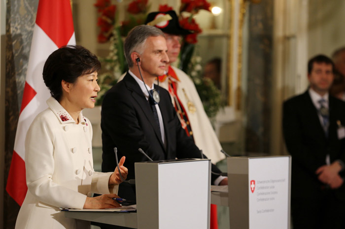 President Park Geun-hye (left) announces the results of the Korea-Switzerland summit during a joint press conference with Swiss President Didier Burkhalter. (Photo: Cheong Wa Dae)