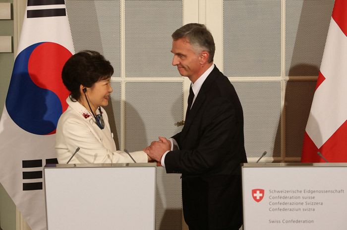 President Park Geun-hye (left) and Swiss President Didier Burkhalter shake hands during their joint press conference after the Korea-Switzerland summit in Bern on January 21. (Photo: Cheong Wa Dae)