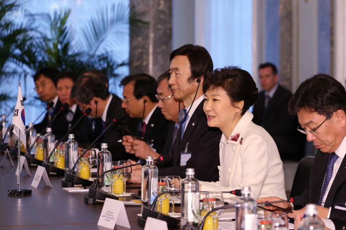 President Park Geun-hye (second from right) holds the Korea-Switzerland summit with Swiss President Didier Burkhalter. (Photo: Cheong Wa Dae)