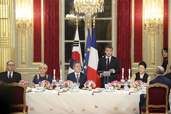 President Moon Jae-in (third from left) listens to a speech by French President Emmanuel Macron at the state dinner held at Élysée Palace in Paris on Oct. 15.
