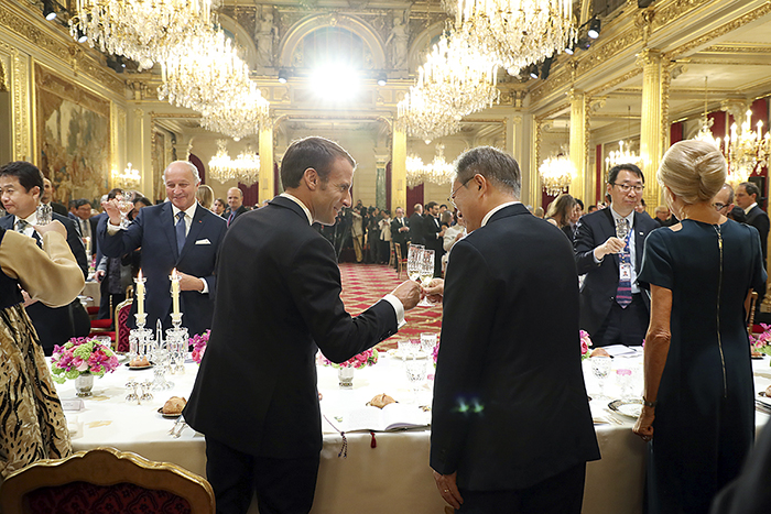 President Moon Jae-in (second from right) and French President Emmanuel Macron make a toast during the state dinner held at Élysée Palace in Paris on Oct. 15.
