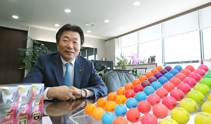 Volvik President Moon Kyung-ahn emphasizes the virtuous circle in the sports industry where companies invest in athletes with profits made from sales of good products, and the athletes who receive the investment use the products to promote themselves, which leads to stronger sales in return.