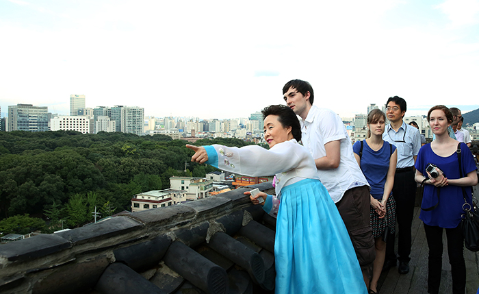 Director Yoon Sook-ja of the Institute of Traditional Korean Food gives an explanation about Jongmyo and Changdeokgung seen from the rooftop of the institute building (photo: KOCIS).