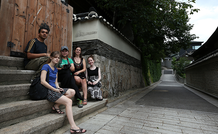 Participating in the traditional program, the newly appointed WKB members pose in front of a Hanok in Bukchon Hanok Village (photo: Jeon Han).