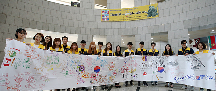  A group of students associated with the Pumassi Headquarters holds up a banner that has messages dedicated to Korean War veterans, at the War Memorial of Korea on June 23. The students were taking part in a campaign to write thank-you letters to the war veterans. 