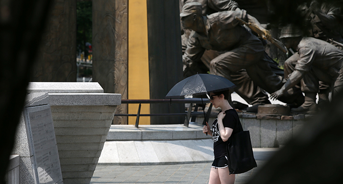  A non-Korean visitor reads the explanation on a war-related monument at the War Memorial of Korea. 