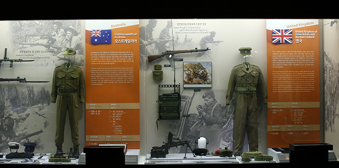  Uniforms, weapons and other military equipment that belonged to soldiers who took part in the Korean War as U.N. allies are on display at the War Memorial of Korea. (From top) Uniforms and other military equipment from Belgium, Luxembourg, Ethiopia, Colombia, Turkey, Thailand, the U.S., Australia and the U.K. are all on display. 