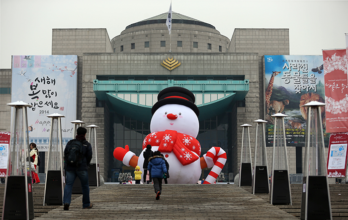 For parents with young children, the War Memorial of Korea is one of the best places to visit as it hosts a snow festival and interesting youth-oriented programs throughout the winter. (Photo: Jeon Han)