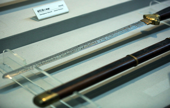 Sharpened swords used during the Joseon Dynasty are on display at the War Memorial of Korea. This razor-sharp sword is named Saingeom. Its name means “four tigers” as it was smelted during the hour of the tiger, between three and five a.m., on the day of the tiger, during the month of the tiger and in the year of the tiger. Tigers symbolize soldiers and military men. The blade is carved with constellations for decoration. Due to the timing, such blades were only able to be forged once every 12 years. This sword symbolizes the wielder’s authority and was used during ceremonial functions. (Photo: Jeon Han)