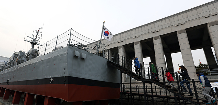 People can see life-sized fighter planes, tanks, self-propelled cannons, naval destroyers and other large military vehicles in the outdoor exhibition area. (Photo: Jeon Han)