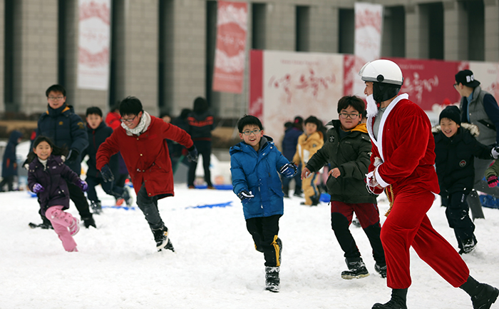 Children race through the snow in the Peace Plaza in front of the War Memorial of Korea. (Photo: Jeon Han)