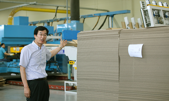 Won Chang Corrugated Packaging Director Park Sang-hyun explains the production process of corrugated boxes.