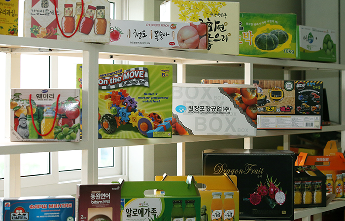 Various colored boxes produced by Won Chang Corrugated Packaging use direct printing technology and are 30% cheaper than existing products.