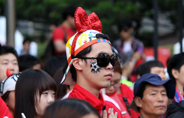 Football fans, face paint blazoned across their faces, root for the Korean national team at Gwanghwamun Square, central Seoul, on the morning of June 18. (photos: Wi Tack-whan)